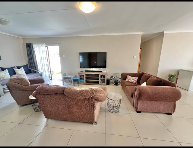 3 BEDROOM TOWNHOUSE FOR SALE IN JEFFREYS BAY CENTRAL